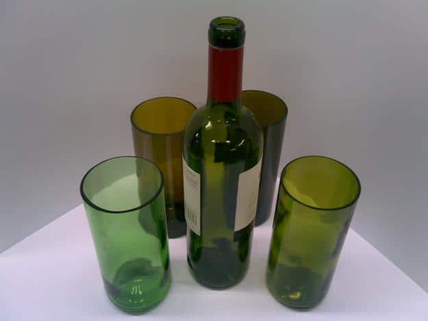 Cómo hacer vasos con botellas de vidrio recicladas